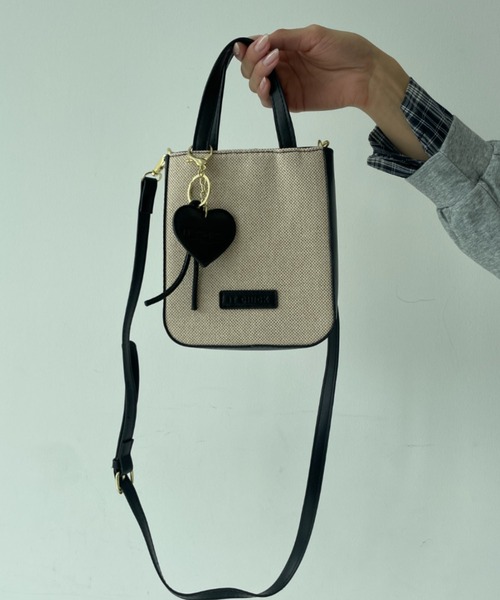 tolene(トレネ)の「ハートチャーム付き ナチュラル バイカラー 2way ミニバッグ ショルダーバッグ(ショルダーバッグ・レディース・ブラック/ベージュ・FREE)」の5枚目の写真