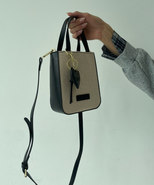 tolene(トレネ)の「ハートチャーム付き ナチュラル バイカラー 2way ミニバッグ ショルダーバッグ(ショルダーバッグ・レディース・ブラック/ベージュ・FREE)」の6枚目の写真