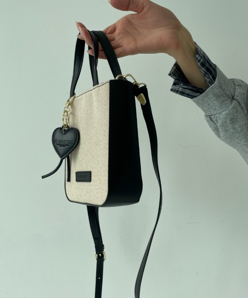 tolene(トレネ)の「ハートチャーム付き ナチュラル バイカラー 2way ミニバッグ ショルダーバッグ(ショルダーバッグ・レディース・ブラック/ベージュ・FREE)」の7枚目の写真