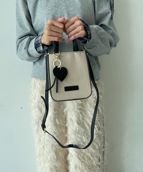 tolene(トレネ)の「ハートチャーム付き ナチュラル バイカラー 2way ミニバッグ ショルダーバッグ(ショルダーバッグ・レディース・ブラック/ベージュ・FREE)」の3枚目の写真