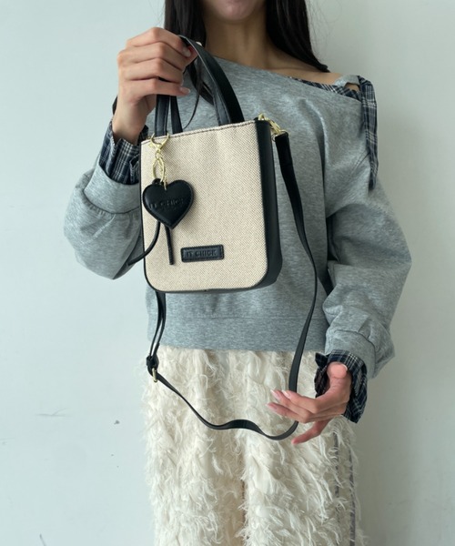 tolene(トレネ)の「ハートチャーム付き ナチュラル バイカラー 2way ミニバッグ ショルダーバッグ(ショルダーバッグ・レディース・ブラック/ベージュ・FREE)」の4枚目の写真