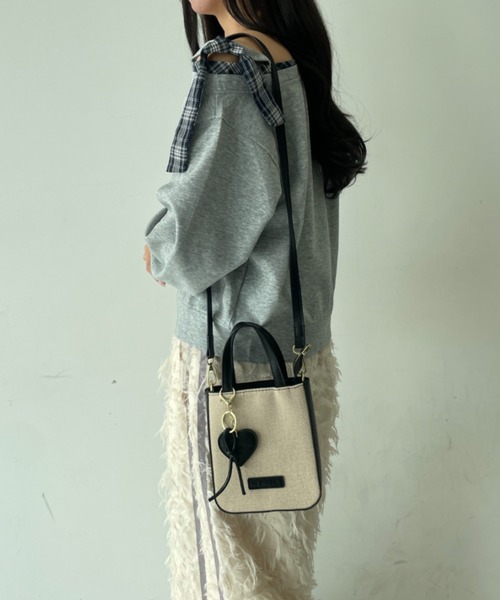 tolene(トレネ)の「ハートチャーム付き ナチュラル バイカラー 2way ミニバッグ ショルダーバッグ(ショルダーバッグ・レディース・ブラック/ベージュ・FREE)」の8枚目の写真