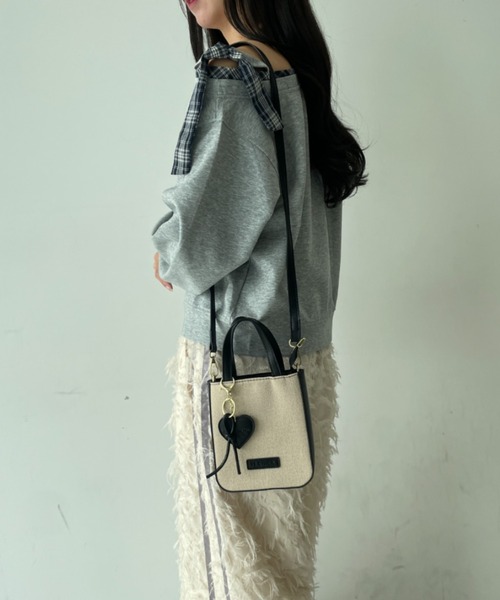 tolene(トレネ)の「ハートチャーム付き ナチュラル バイカラー 2way ミニバッグ ショルダーバッグ(ショルダーバッグ・レディース・ブラック/ベージュ・FREE)」の9枚目の写真