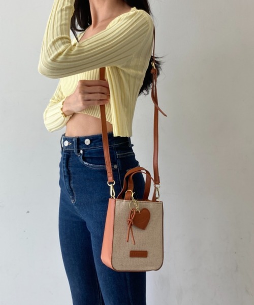 tolene(トレネ)の「ハートチャーム付き ナチュラル バイカラー 2way ミニバッグ ショルダーバッグ(ショルダーバッグ・レディース・ブラック/ベージュ・FREE)」の16枚目の写真