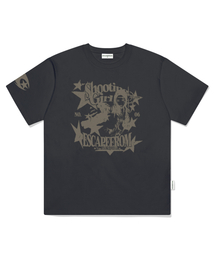 ESCAPEFROM（エスケープフロム）の「Shooting Girl Print Overfit Short Sleeve Tee Charcoal（Tシャツ/カットソー）」