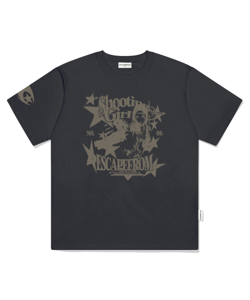 ESCAPEFROM(エスケープフロム)の「シューティングガールプリントオーバーサイズ半袖Tシャツチャコール(Tシャツ/カットソー・レディース・その他・MEDIUM/LARGE/SMALL)」の1枚目の写真