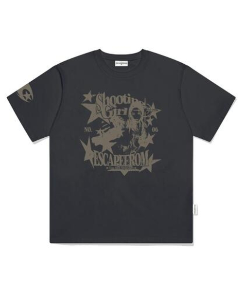 ESCAPEFROM(エスケープフロム)の「シューティングガールプリントオーバーサイズ半袖Tシャツチャコール(Tシャツ/カットソー・レディース・その他・MEDIUM/LARGE/SMALL)」の2枚目の写真