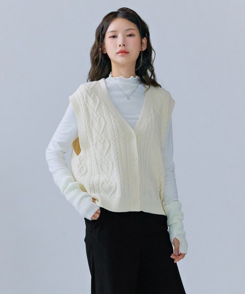 CHASECULT(チェイスカルト)の「女性ボタン装飾ベスト-CFRG7371C0A(ベスト・レディース・アイボリー・85/90)」の2枚目の写真