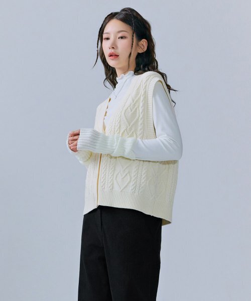 CHASECULT(チェイスカルト)の「女性ボタン装飾ベスト-CFRG7371C0A(ベスト・レディース・アイボリー・85/90)」の3枚目の写真