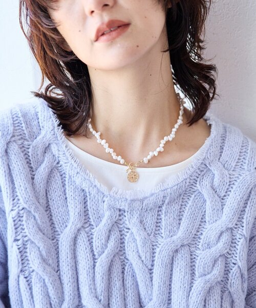 RIVE DROITE（リヴドロワ）の「【華やかな印象に】プレート付きパールショートネックレス（ネックレス・レディース・ゴールド・FREE）」の2枚目の写真