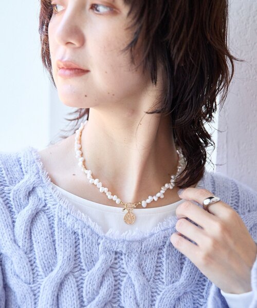 RIVE DROITE（リヴドロワ）の「【華やかな印象に】プレート付きパールショートネックレス（ネックレス・レディース・ゴールド・FREE）」の3枚目の写真