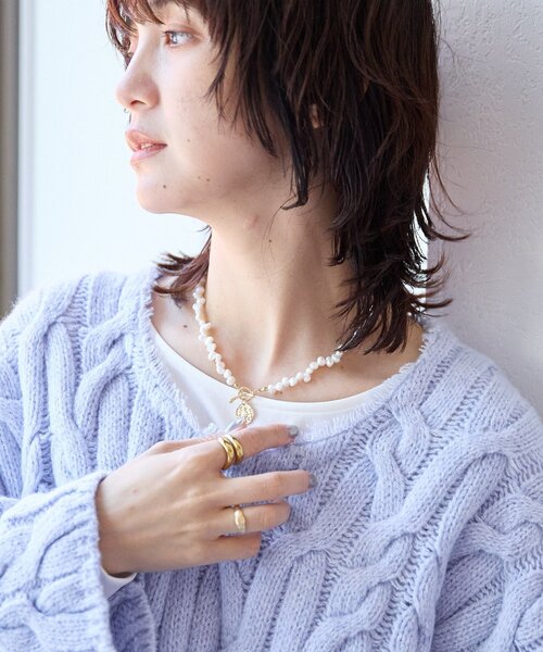 RIVE DROITE（リヴドロワ）の「【華やかな印象に】プレート付きパールショートネックレス（ネックレス・レディース・ゴールド・FREE）」の4枚目の写真