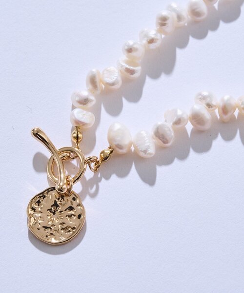 RIVE DROITE（リヴドロワ）の「【華やかな印象に】プレート付きパールショートネックレス（ネックレス・レディース・ゴールド・FREE）」の5枚目の写真