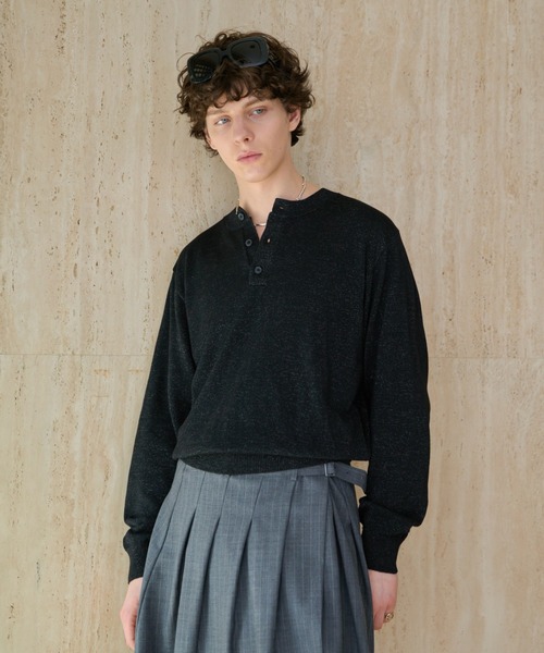 soerte（ソエルテ）の「Lame Blend Henley Neck Knit / ラメブレンドヘンリーネックニット（ニット/セーター・メンズ・グレー/アイボリー/ブラック/ライトブルー・1/2/3）」の2枚目の写真