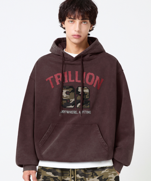 TRILLION(トリリオン)の「カモアプリケグラフィックオーバーサイズフードパーカー_ピグメントレッド(パーカー・レディース・その他・M/L/XL)」の2枚目の写真