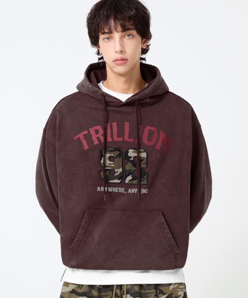 TRILLION(トリリオン)の「カモアプリケグラフィックオーバーサイズフードパーカー_ピグメントレッド(パーカー・レディース・その他・M/L/XL)」の3枚目の写真
