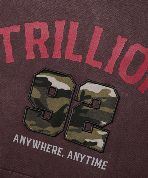 TRILLION(トリリオン)の「カモアプリケグラフィックオーバーサイズフードパーカー_ピグメントレッド(パーカー・レディース・その他・M/L/XL)」の7枚目の写真