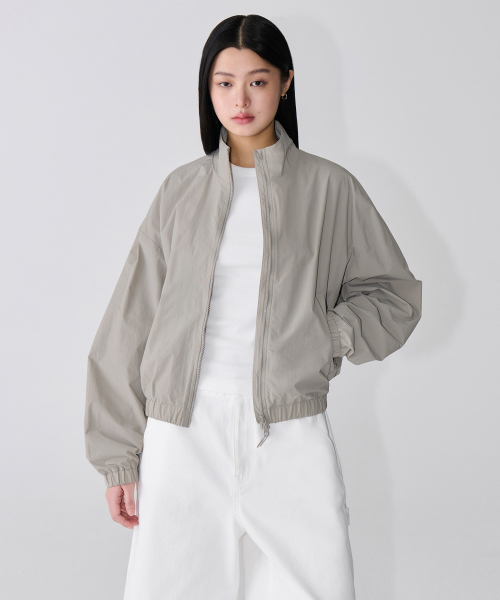 MUSINSA STANDARD WOMAN（ムシンサスタンダードウーマン）の「ウィメンズオーバーサイズハイネックウィンドブレーカージャケット[ライトウォームグレー]（ナイロンジャケット・レディース・その他・SMALL/MEDIUM/LARGE/X-SMALL）」の7枚目の写真