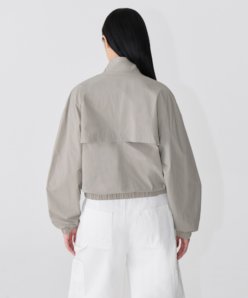 MUSINSA STANDARD WOMAN（ムシンサスタンダードウーマン）の「ウィメンズオーバーサイズハイネックウィンドブレーカージャケット[ライトウォームグレー]（ナイロンジャケット・レディース・その他・SMALL/MEDIUM/LARGE/X-SMALL）」の6枚目の写真