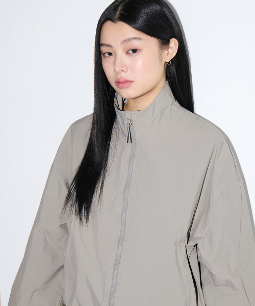 MUSINSA STANDARD WOMAN（ムシンサスタンダードウーマン）の「ウィメンズオーバーサイズハイネックウィンドブレーカージャケット[ライトウォームグレー]（ナイロンジャケット・レディース・その他・SMALL/MEDIUM/LARGE/X-SMALL）」の5枚目の写真