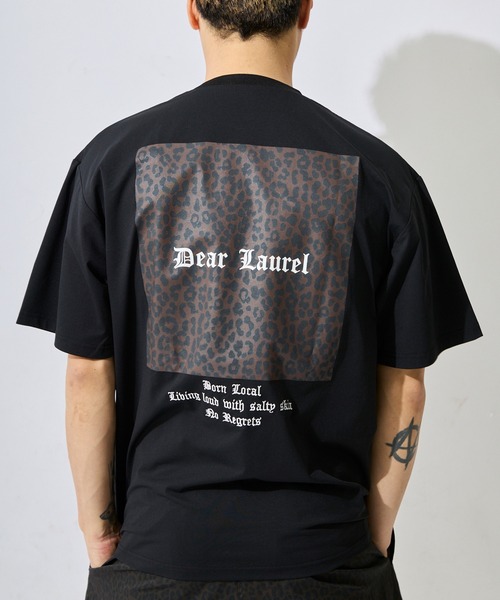 ムラサキスポーツ(ムラサキスポーツ)の「【ムラサキスポーツ限定】DEAR LAUREL/ディアローレル 半袖 Tシャツ ロゴ レオパード柄 バックプリント 軽量 速乾 水陸両用 DL26S-2107(Tシャツ/カットソー・メンズ・ブラック/ホワイト/チャコール・XL/L/M)」の2枚目の写真