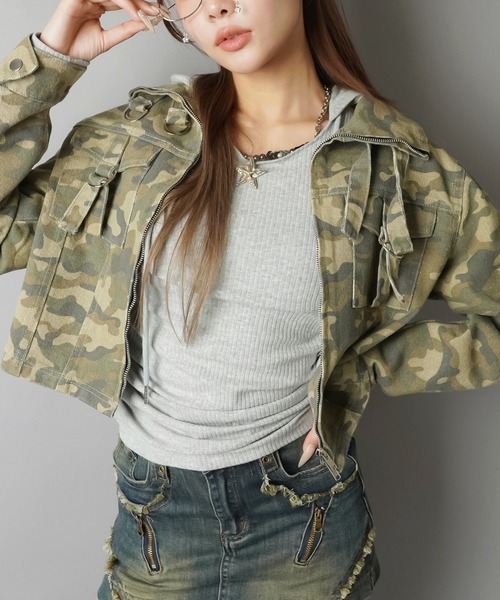SPINNS(スピンズ)の「美シルエットで差がつく☆コンパクトデニムジャケット(その他アウター・レディース・カモフラージュ/ブラック・ONESIZE)」の4枚目の写真