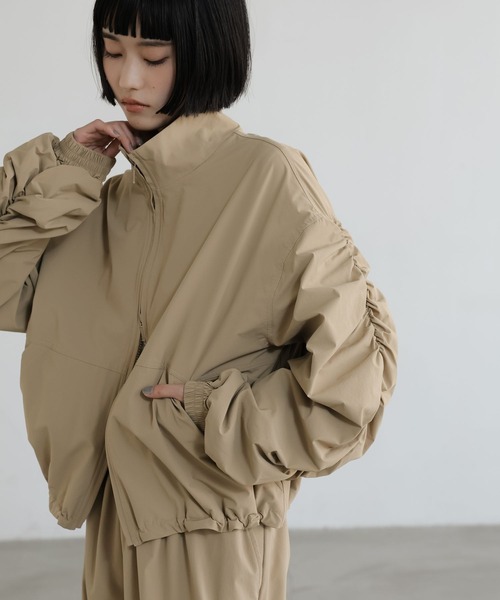 LOWRYS FARM(ローリーズファーム)の「ナイロンギャザーブルゾン 639552(ブルゾン・レディース・ブラック/カーキ/ベージュ・FREE)」の1枚目の写真