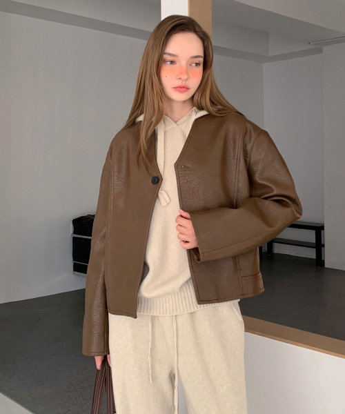 VASCARA(バスカラ)の「Collarless Faux Leather One Button Jacket (2colors)(ライダースジャケット・レディース・ブラック/ブラウン・FREE)」の4枚目の写真