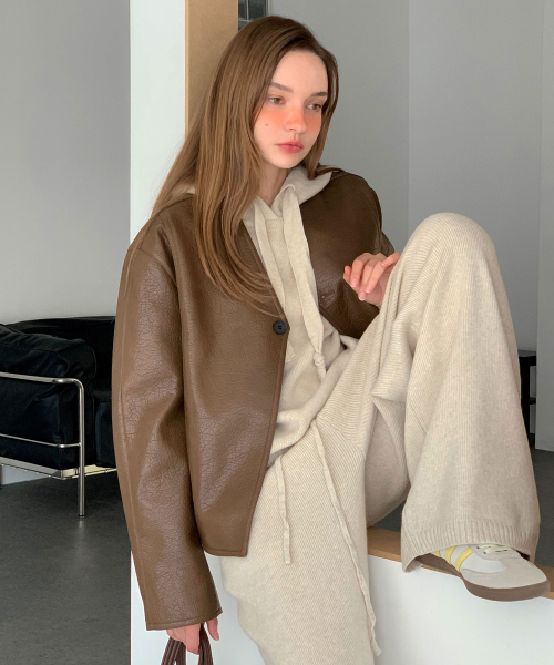 VASCARA(バスカラ)の「Collarless Faux Leather One Button Jacket (2colors)(ライダースジャケット・レディース・ブラック/ブラウン・FREE)」の5枚目の写真