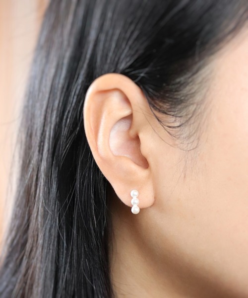 CERCA(チェルカ)の「KAM.accessory/3粒パール/スタッドピアス/パールピアス/サージカルステンレス317L/金属アレルギー対応(ピアス(両耳用)・レディース・シルバー系1/ゴールド系2/シルバー系2/ゴールド系1・FREE)」の2枚目の写真