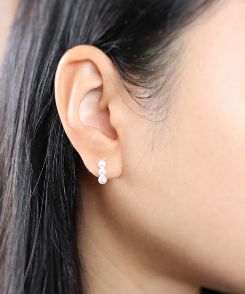 CERCA(チェルカ)の「KAM.accessory/3粒パール/スタッドピアス/パールピアス/サージカルステンレス317L/金属アレルギー対応(ピアス(両耳用)・レディース・シルバー系1/ゴールド系2/シルバー系2/ゴールド系1・FREE)」の3枚目の写真
