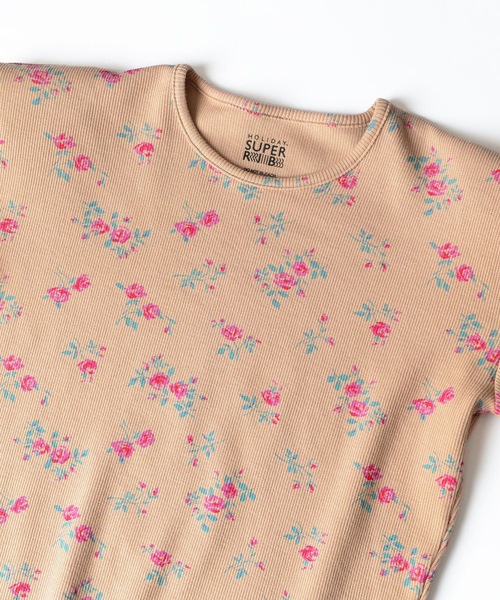 HOLIDAY（ホリデイ）の「SUPER RIB PADDED SHOULDER CREW-NECK L/S TOPS (FLOWER) スーパーリブパディッドショルダークルーネックロングスリーブトップス (フラワー)（Tシャツ/カットソー・レディース・ベージュ・ONE SIZE）」の3枚目の写真