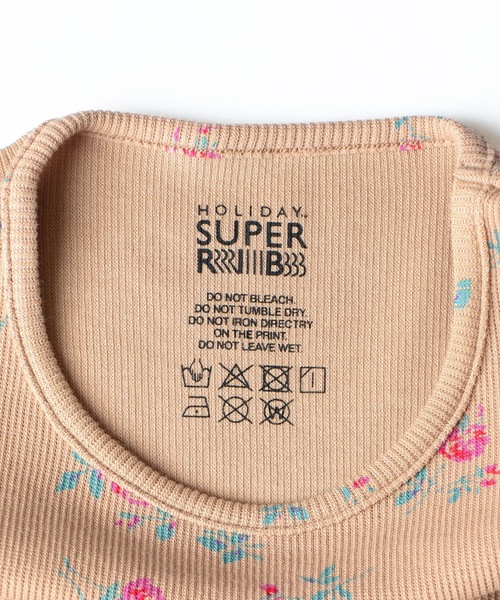 HOLIDAY（ホリデイ）の「SUPER RIB PADDED SHOULDER CREW-NECK L/S TOPS (FLOWER) スーパーリブパディッドショルダークルーネックロングスリーブトップス (フラワー)（Tシャツ/カットソー・レディース・ベージュ・ONE SIZE）」の4枚目の写真