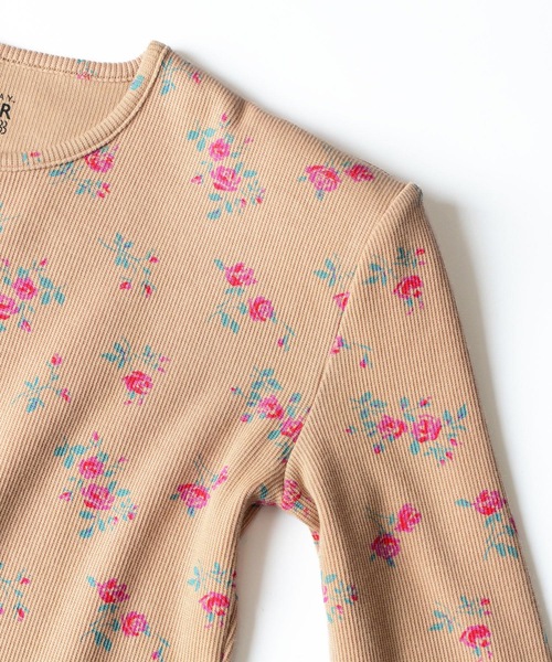 HOLIDAY（ホリデイ）の「SUPER RIB PADDED SHOULDER CREW-NECK L/S TOPS (FLOWER) スーパーリブパディッドショルダークルーネックロングスリーブトップス (フラワー)（Tシャツ/カットソー・レディース・ベージュ・ONE SIZE）」の5枚目の写真