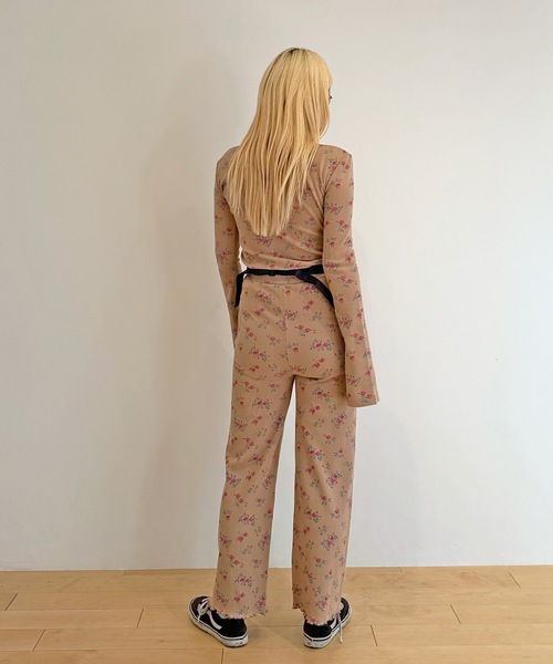 HOLIDAY（ホリデイ）の「SUPER RIB PADDED SHOULDER CREW-NECK L/S TOPS (FLOWER) スーパーリブパディッドショルダークルーネックロングスリーブトップス (フラワー)（Tシャツ/カットソー・レディース・ベージュ・ONE SIZE）」の8枚目の写真