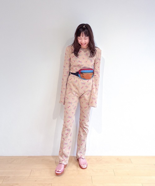 HOLIDAY（ホリデイ）の「SUPER RIB PADDED SHOULDER CREW-NECK L/S TOPS (FLOWER) スーパーリブパディッドショルダークルーネックロングスリーブトップス (フラワー)（Tシャツ/カットソー・レディース・ベージュ・ONE SIZE）」の9枚目の写真