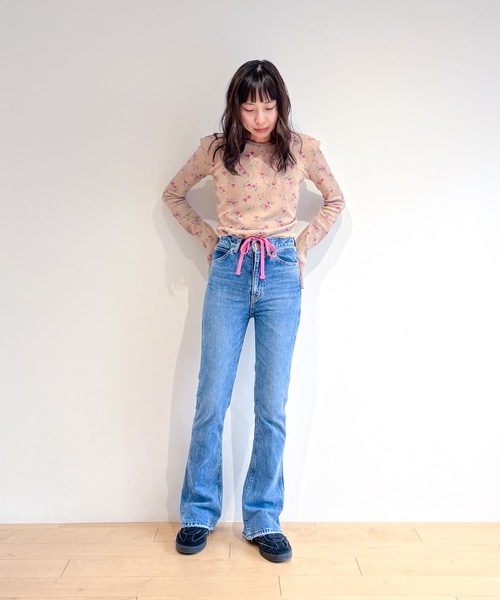 HOLIDAY（ホリデイ）の「SUPER RIB PADDED SHOULDER CREW-NECK L/S TOPS (FLOWER) スーパーリブパディッドショルダークルーネックロングスリーブトップス (フラワー)（Tシャツ/カットソー・レディース・ベージュ・ONE SIZE）」の11枚目の写真