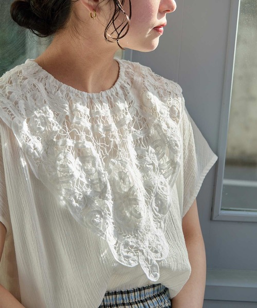 l'atelier du savon（アトリエドサボン）の「花とリボンのバテンレース　フレンチブラウス（シャツ/ブラウス・レディース・ブラック/ホワイト・FREE）」の2枚目の写真