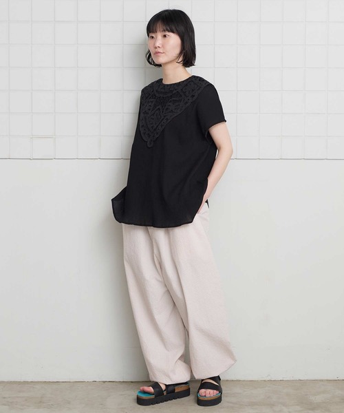 l'atelier du savon（アトリエドサボン）の「花とリボンのバテンレース　フレンチブラウス（シャツ/ブラウス・レディース・ブラック/ホワイト・FREE）」の4枚目の写真