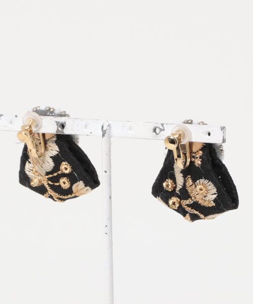 tone（トーン）の「【Lily accessory】インド刺繡イヤリング(MA)（イヤリング・レディース・ブラック・FREE）」の4枚目の写真