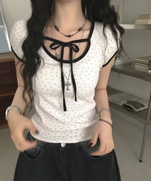 ViViDAY(ビビデー)の「襟リボン 花柄ショートtシャツ(Tシャツ/カットソー・レディース・ホワイト・M)」の2枚目の写真