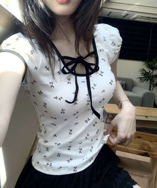 ViViDAY(ビビデー)の「襟リボン 花柄ショートtシャツ(Tシャツ/カットソー・レディース・ホワイト・M)」の6枚目の写真