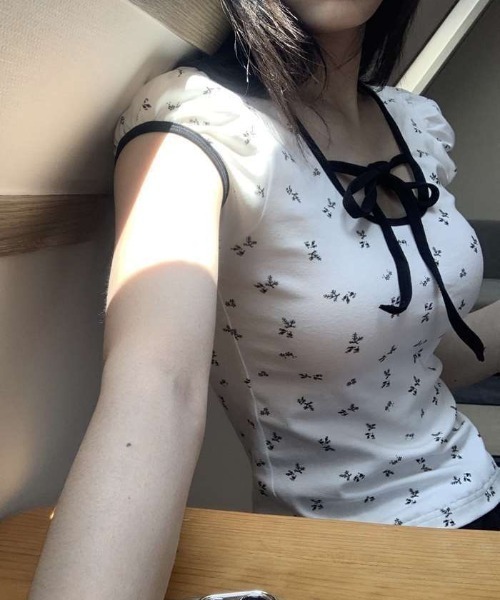 ViViDAY(ビビデー)の「襟リボン 花柄ショートtシャツ(Tシャツ/カットソー・レディース・ホワイト・M)」の7枚目の写真
