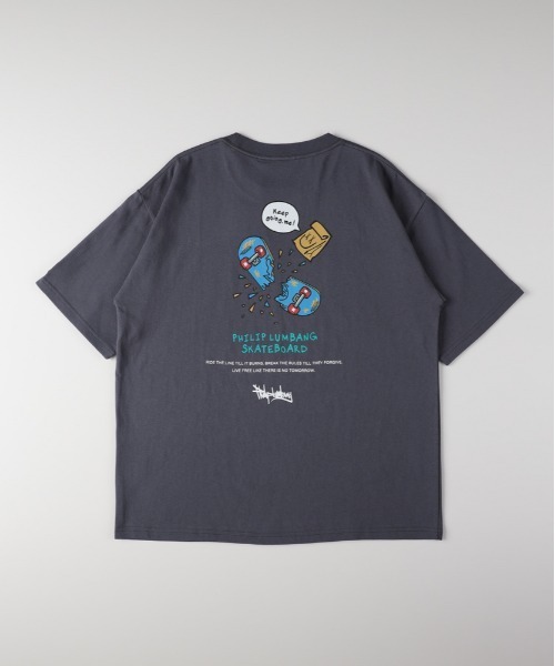 Right-on(ライトオン)の「Other(ソノタ)グラフィックプリントTシャツ(Tシャツ/カットソー・メンズ・レッド/ホワイト/ダークグレー・M/XL/L/S)」の4枚目の写真