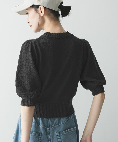 URBAN RESEARCH(アーバンリサーチ)の「ボリューム袖ショート丈ニット(ニット/セーター・レディース・ブラウン/オフホワイト/チャコールグレー・FREE)」の17枚目の写真