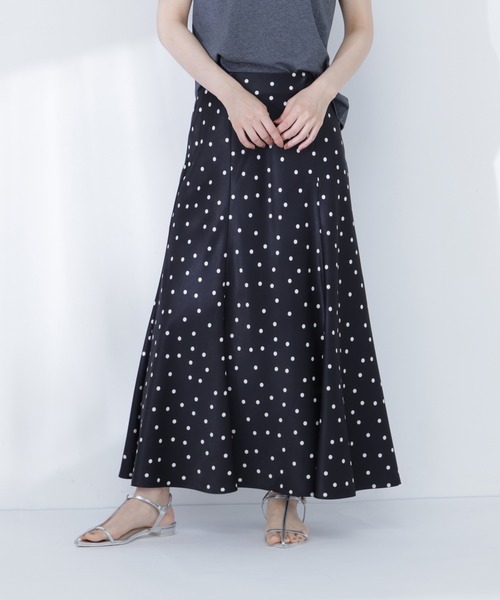 NATURAL BEAUTY BASIC(ナチュラルビューティーベーシック)の「バイアスサテンナロースカート(スカート・レディース・オフホワイト/ブラック/ブラック系その他2/ダークブラウン・SMALL/MEDIUM/P/S)」の1枚目の写真