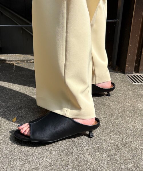 CAPRICIEUX LE'MAGE(カプリシューレマージュ)の「カバードサンダル(パンプス・レディース・ブラック/オフホワイト・38/37/36)」の6枚目の写真