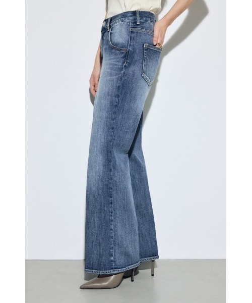 AZUL by moussy（アズールバイマウジー）の「【身長/骨格別着用画像あり】AZUL DENIM センタープレスフレアデニム（デニムパンツ・レディース・ワンウォッシュ/ブルー・26inch/25inch/24inch/23inch）」の4枚目の写真