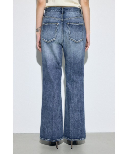 AZUL by moussy（アズールバイマウジー）の「【身長/骨格別着用画像あり】AZUL DENIM センタープレスフレアデニム（デニムパンツ・レディース・ワンウォッシュ/ブルー・26inch/25inch/24inch/23inch）」の5枚目の写真