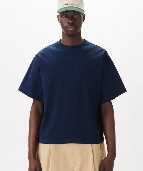 WISM(ウィズム)の「Estudio Niksen / エストゥディオ・ニクセン Signature Cropped Tee(Tシャツ/カットソー・メンズ・チャコールグレー/ホワイト/ブラック/ネイビー・1/2)」の4枚目の写真